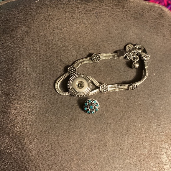 Snap In Design Silvertone Interchangeable Design Bracelet W/ One Charm - Picture 3 of 3
